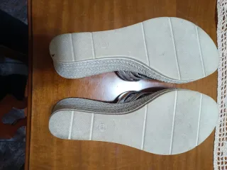 Sandalias cuña beige y plateadas talla 41