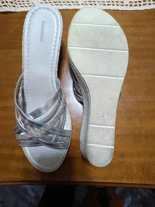 Sandalias cuña beige y plateadas talla 41
