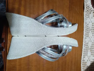 Sandalias cuña beige y plateadas talla 41