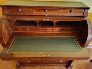 Buró de madera estilo clásico