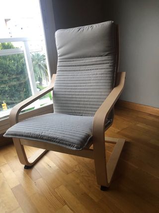 Sillón Poang madera y tela beige.