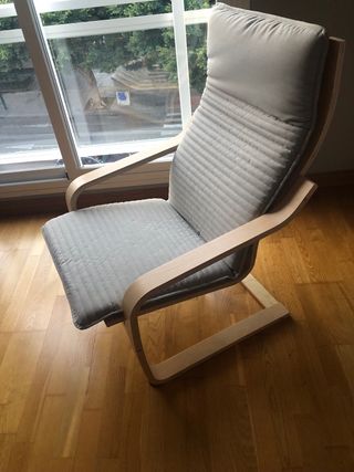 Sillón Poang madera y tela beige.