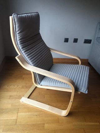 Sillón Poang madera y tela beige.