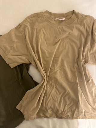 2 Remeras: 1 verde Forever 21 + 1 beige Primark