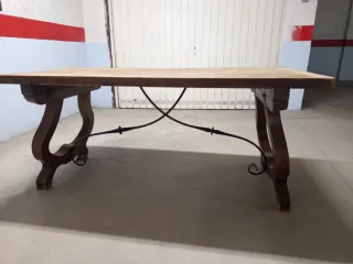 Mesa de madera y metal