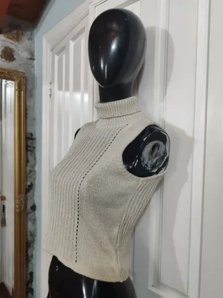 Crop top cuello alto beige