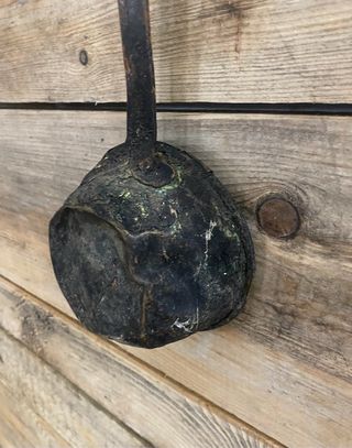 Antiguo cazo metálico mango largo siglo XIX