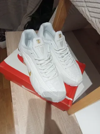 Zapatillas Nike Shox Blancas y Doradas