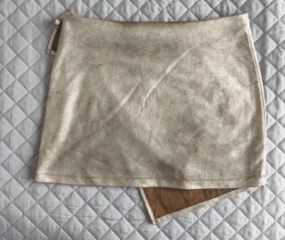 Falda dorada metalizada con anilla