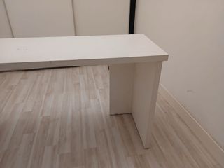 Mesa de escritorio blanca y gris
