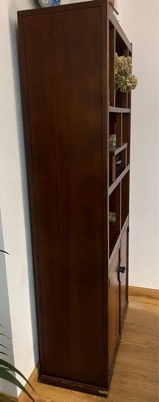 Vitrina de madera maciza color teca Banak