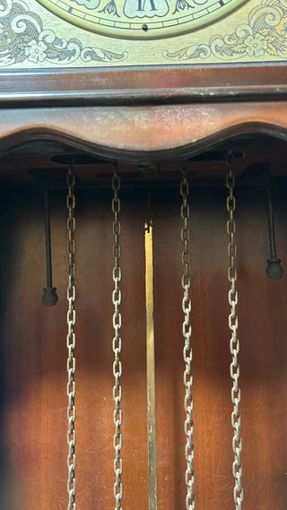 Reloj de pared antiguo con péndulo