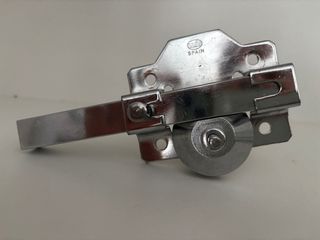 Cerrojo metálico plateado