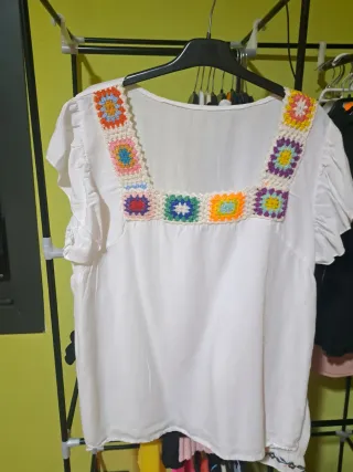 Blusa blanca con detalles crochet