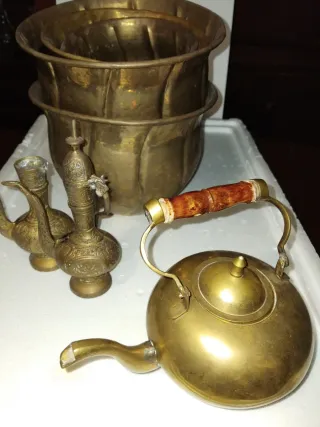 Lote Bronce: Tetera, Jarra y Maceteros