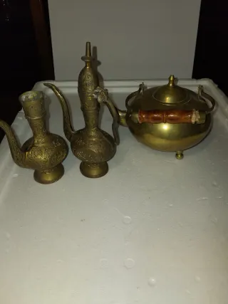 Lote Bronce: Tetera, Jarra y Maceteros