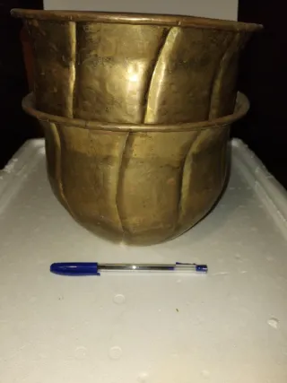 Lote Bronce: Tetera, Jarra y Maceteros