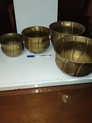 Lote Bronce: Tetera, Jarra y Maceteros