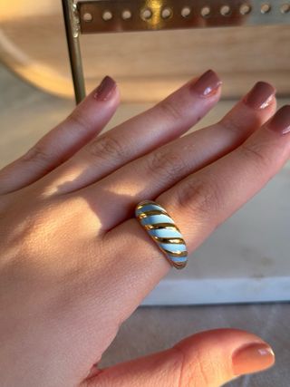 Anillo dorado y azul