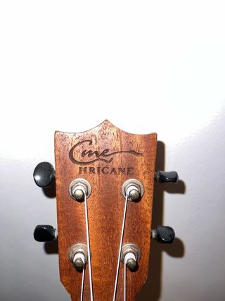 Ukelele Hricane con funda y soporte