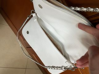 Bolso blanco con cadena