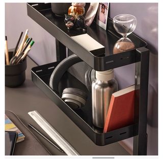 Organizador de escritorio negro.