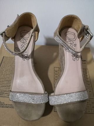 Sandali con zeppa scamosciata e dettagli gioiello