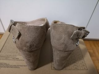 Sandali con zeppa scamosciata e dettagli gioiello