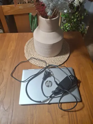 HP Pavilion x360 2023: notebook convertibile con accessori