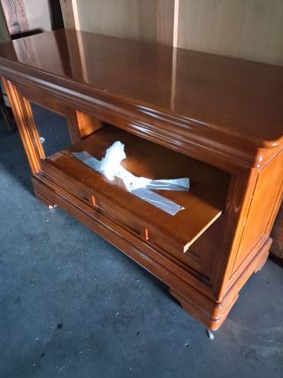 Aparador de madera con cristal