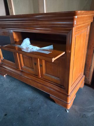 Aparador de madera con cristal