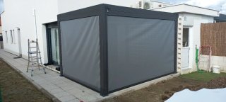 instalacion Pérgola de metal y tela gris
