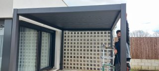 instalacion Pérgola de metal y tela gris