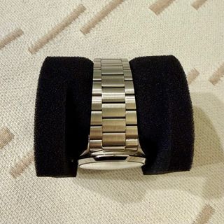 Reloj WD esfera plateada estilo Omega