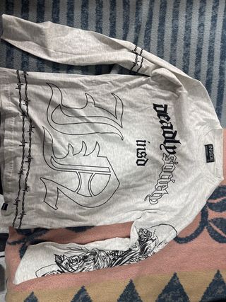 Camiseta gris manga larga estampada