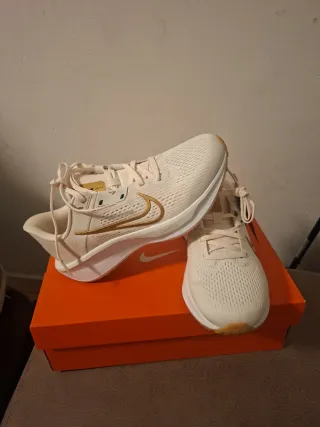 Zapatillas Nike beige y Doradas