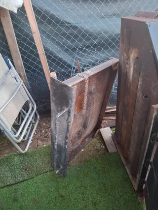 Chimenea metálica negra y marrón