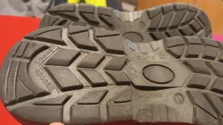 Zapatos de seguridad negros y grises