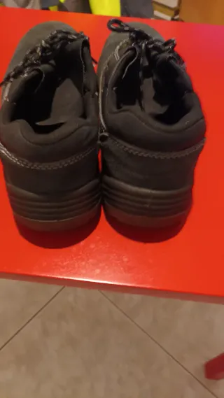 Zapatos de seguridad negros y grises