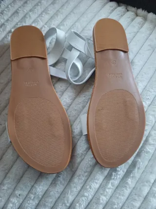 Sandalias Amazon Essentials Mujer Tiras Blancas