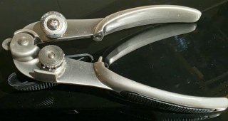 Apriscatole in metallo e gomma