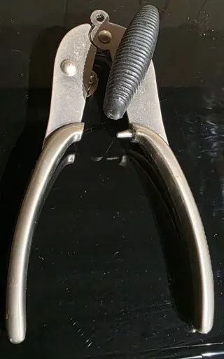 Apriscatole in metallo e gomma