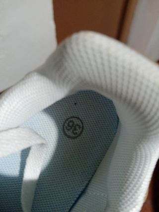 Zapatillas Adidas Blancas y Doradas