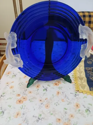 Piatto blu con delfini in vetro