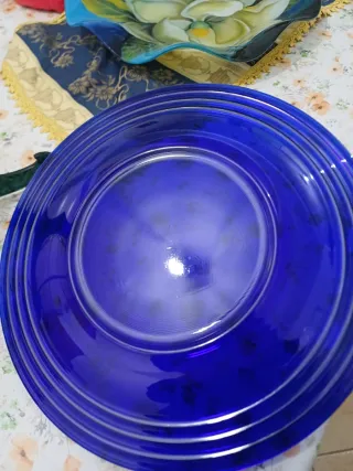 Piatto blu con delfini in vetro