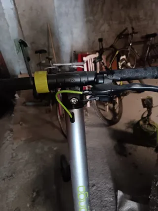 Patinete eléctrico gris