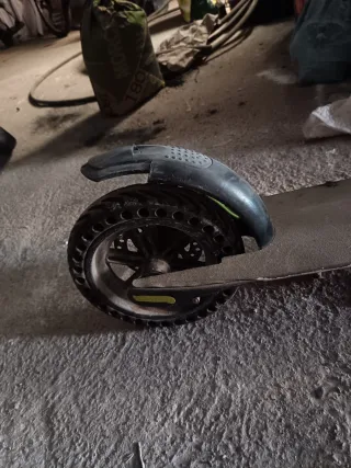 Patinete eléctrico gris