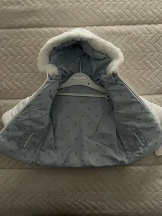 Chaqueta de bebé blanca reversible en azul.