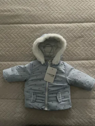 Chaqueta de bebé blanca reversible en azul.