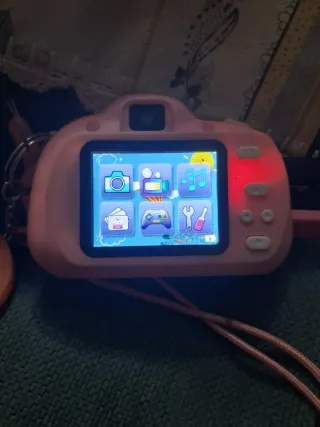 Cámara infantil rosa con huellas